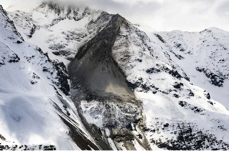 El glaciar Birch, cubierto de rocas
