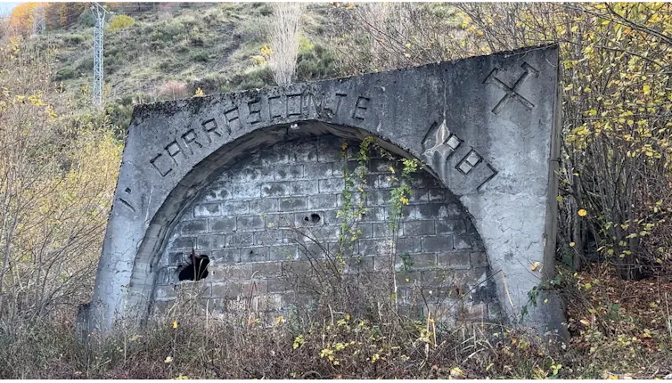Silenciada tras años de actividad, la bocamina clausurada del Pozo Carrasconte aún guarda la memoria minera de Villablino (León).
