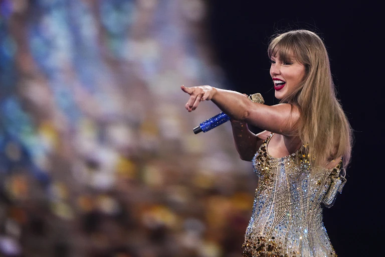 Swift sings on stage.