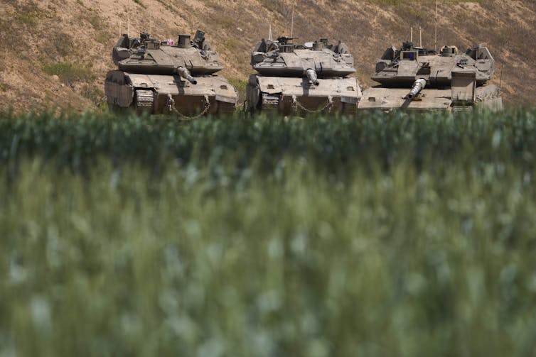 Tanques israelenses em um campo.