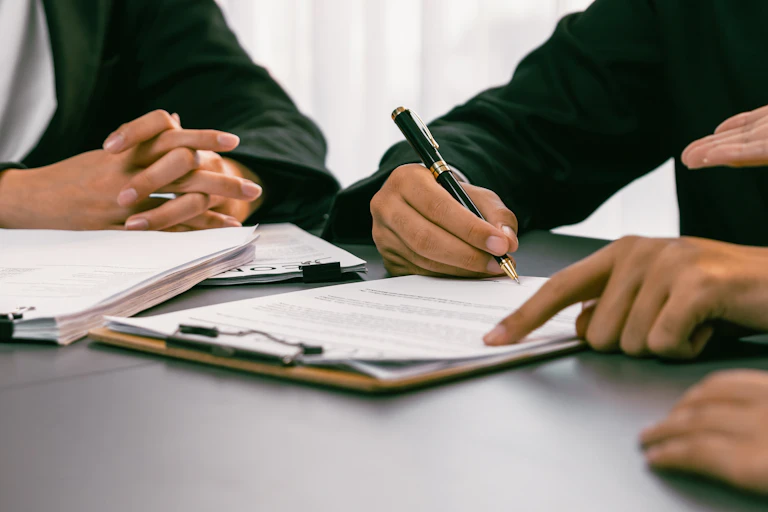 Personnes signant un contrat