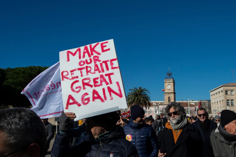 Un homme brandit un panneau « make our retraite great again » lors d'une manifestation contre la réforme des retraites à Toulon en janvier 2023.