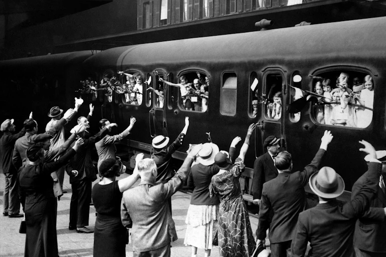 Départs en vacances début juillet 1930, à Paris.