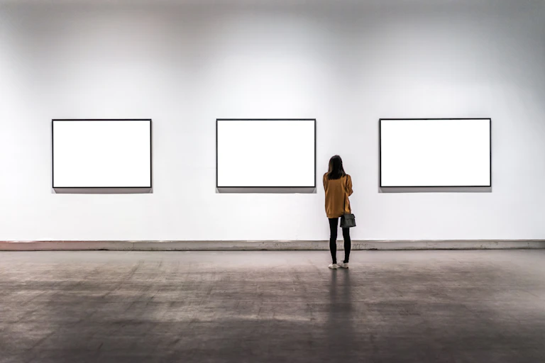 Una mujer ante lienzos en blanco.