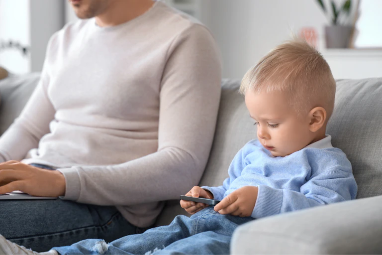 Niño pequeño usando un móvil