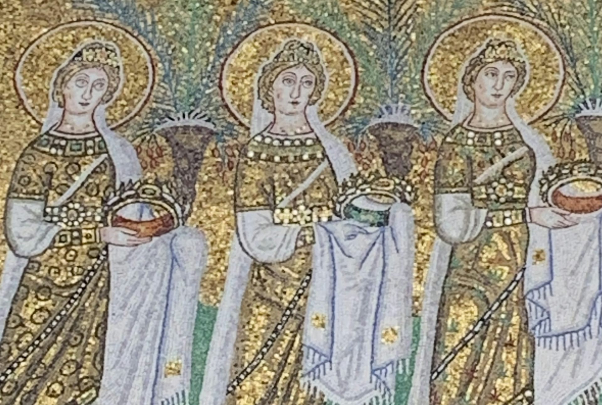 Une mosaïque montre trois femmes avec leurs halos de saints au-dessus de leurs têtes.