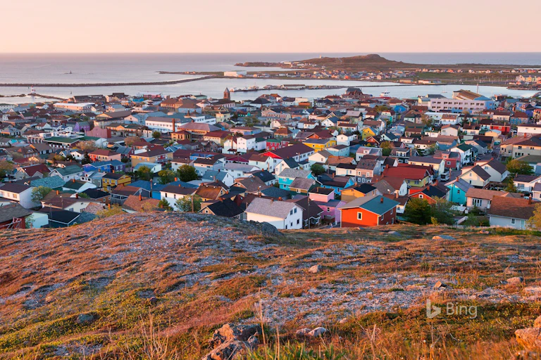 Joli village face à l'océan à Saint-Pierre-et-Miquelon.