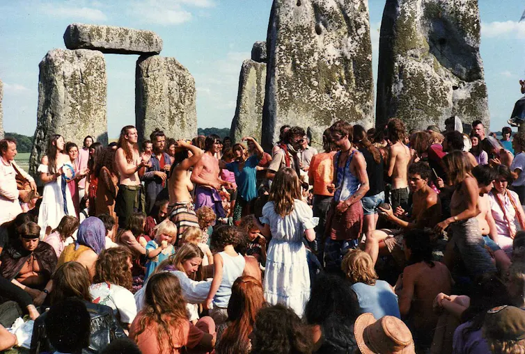 Foule autour de monuments prehistoriques