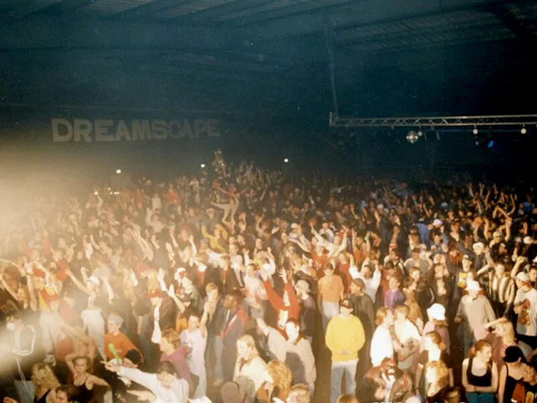 Danseurs dans une discothèque au milieu des années 1990