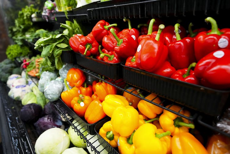 Productos Productos en el supermercado, que muestra pimientos y ensaladas frescas.