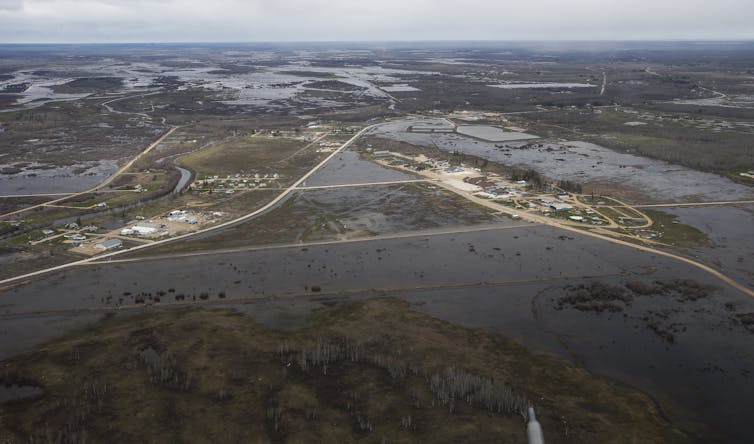 Vista de aviones rodeada de agua de inundación