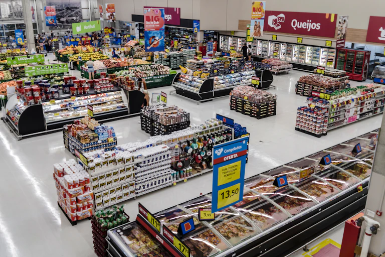 Les rayons d'un super marché vus d'en haut