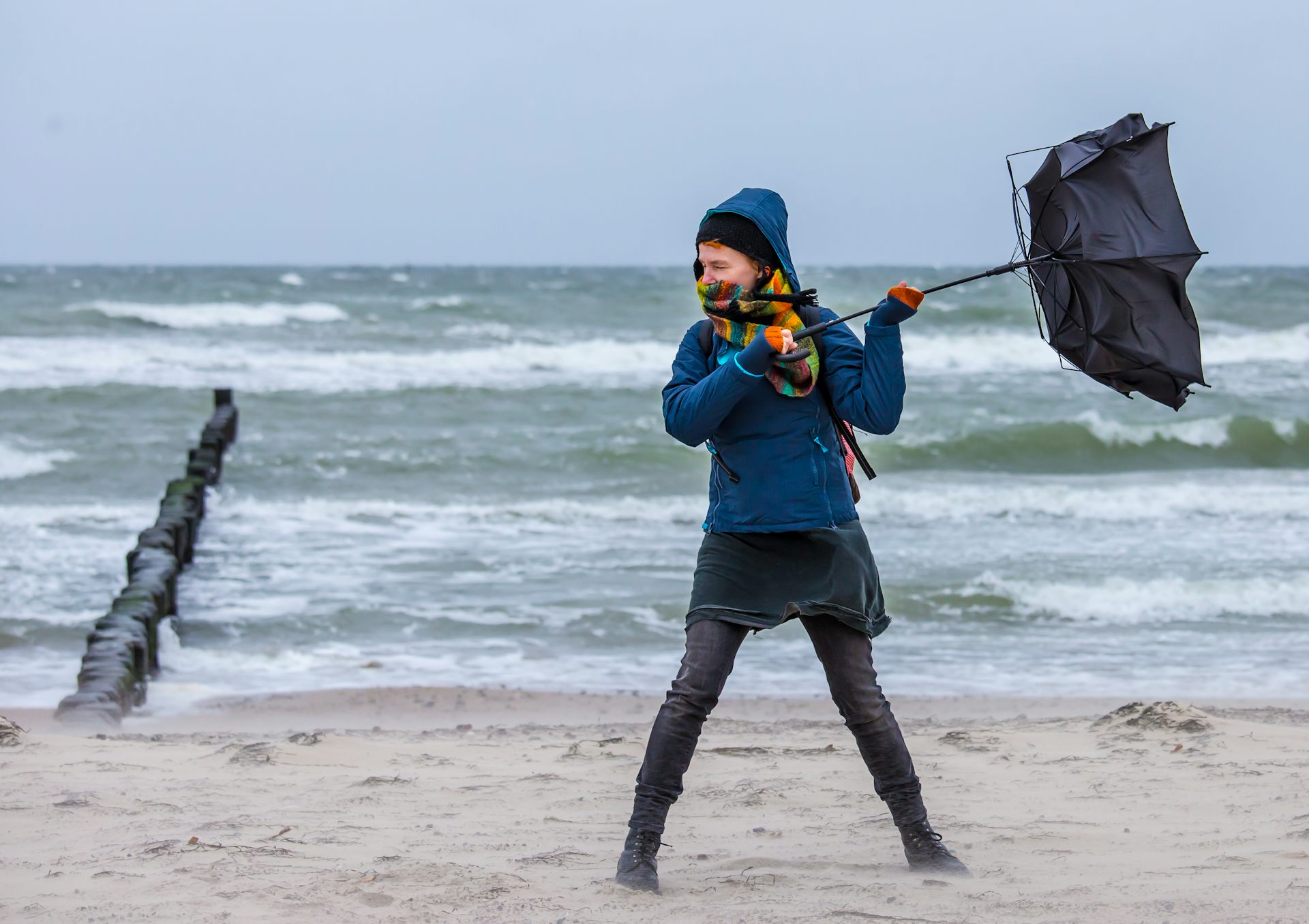 femme contre la tempete sur la plage