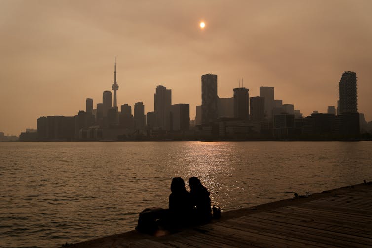 Skyline Toronta debajo del cielo del cielo