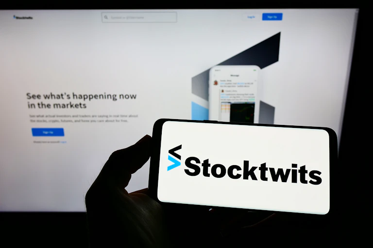 un téléphone portable avec la mention "stockwits" sur son écran