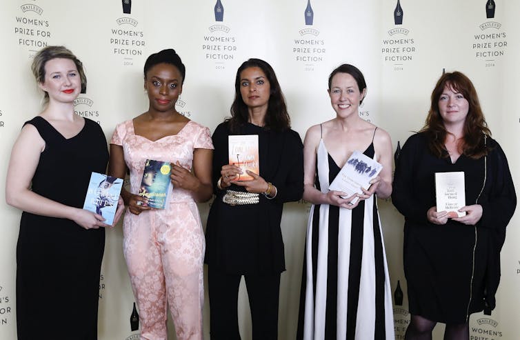 ¿Por qué todavía necesitamos un premio de ficción de mujer? 3 Cuatro mujeres sosteniendo libros.