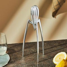 The mouths which are armchairs: when the design turns into artwork however forgets its objective 2 Juici Salif - Ekecuter Philippe Starck for Alessi (1990) with its sculptural shape, this polish has become an industrial design icon.