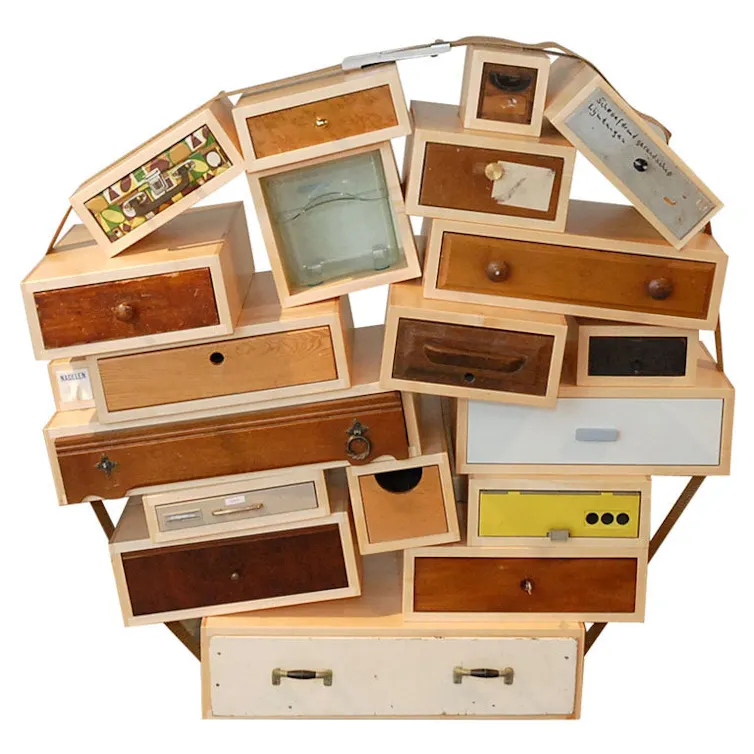 You Can't Lay Down Your Memory – Tejo Remy (1991) Una cómoda compuesta por cajones reciclados, representando una crítica al consumismo.