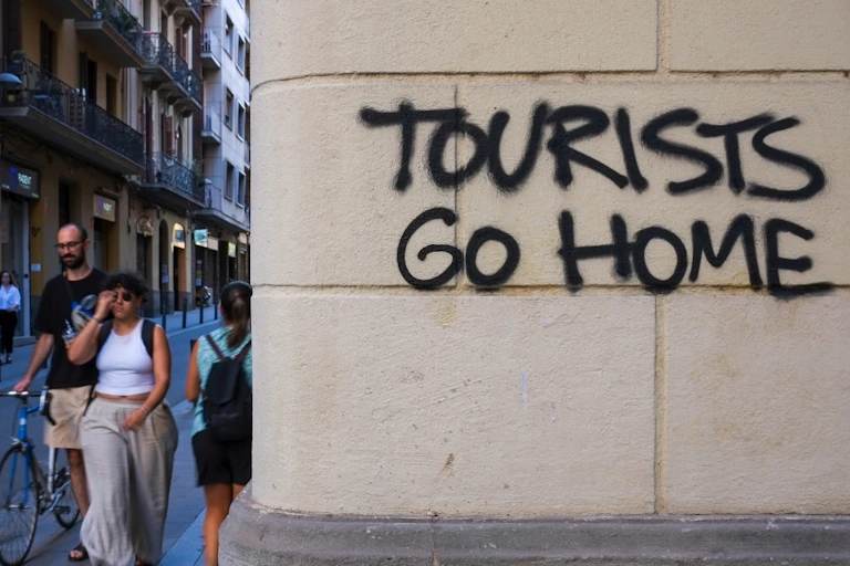 Les graffitis anti-touristes sont devenus courants dans de nombreuses villes d'Espagne. A Barcelone