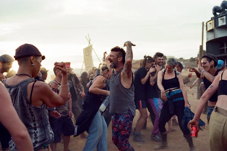 Une scène de fête « rave » au Maroc, issue du film « Sirat » d'Oliver Laxe, lauréat du prix du jury à Cannes en 2025.