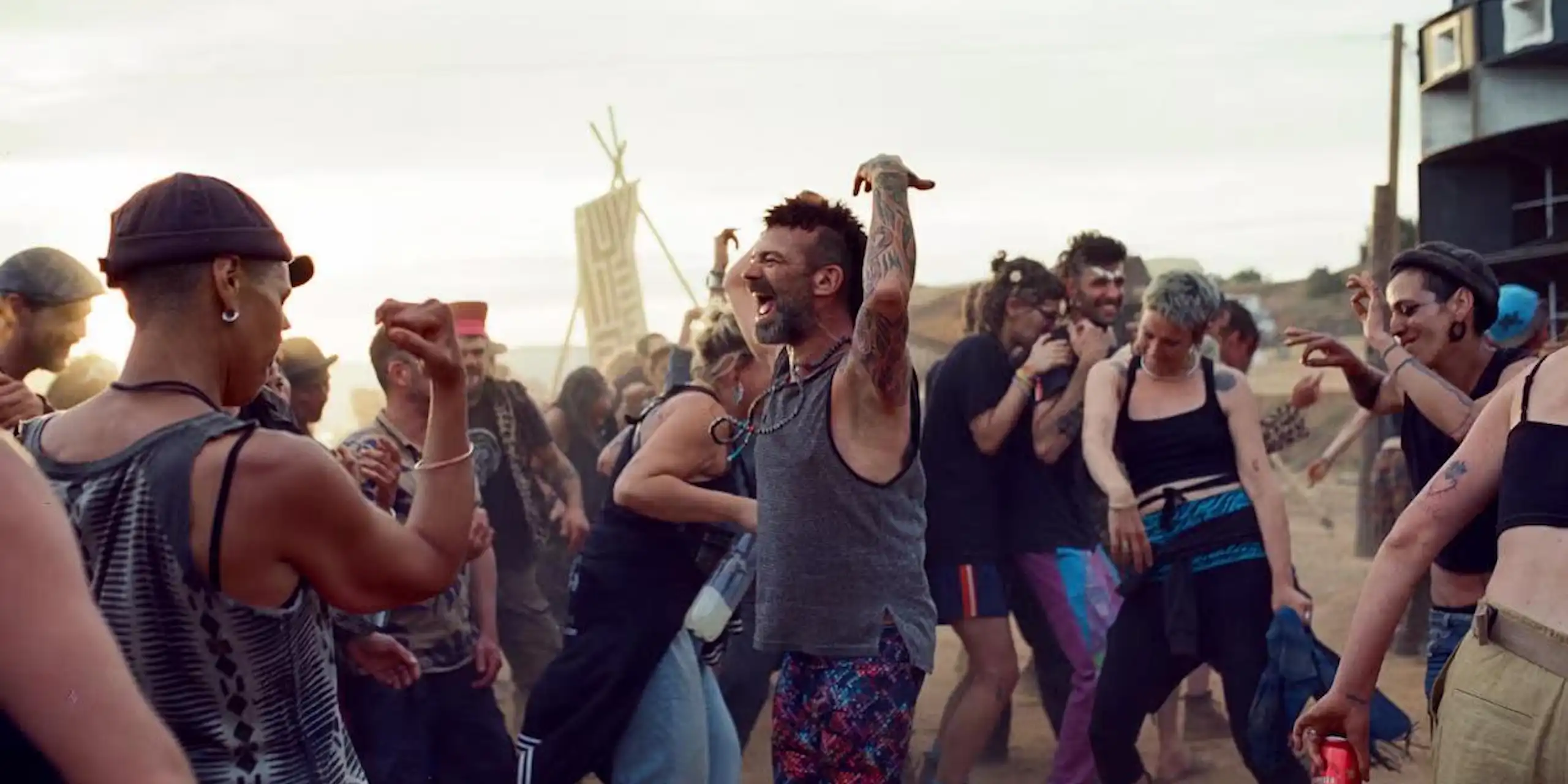 Une scène de fête « rave » au Maroc, issue du film « Sirat » d'Oliver Laxe, lauréat du prix du jury à Cannes en 2025.