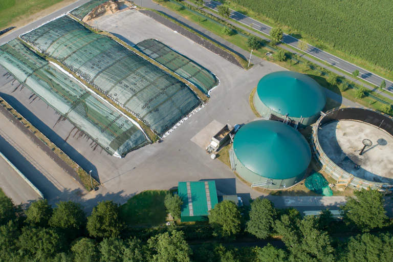 Une unité de production de biogaz vu du ciel