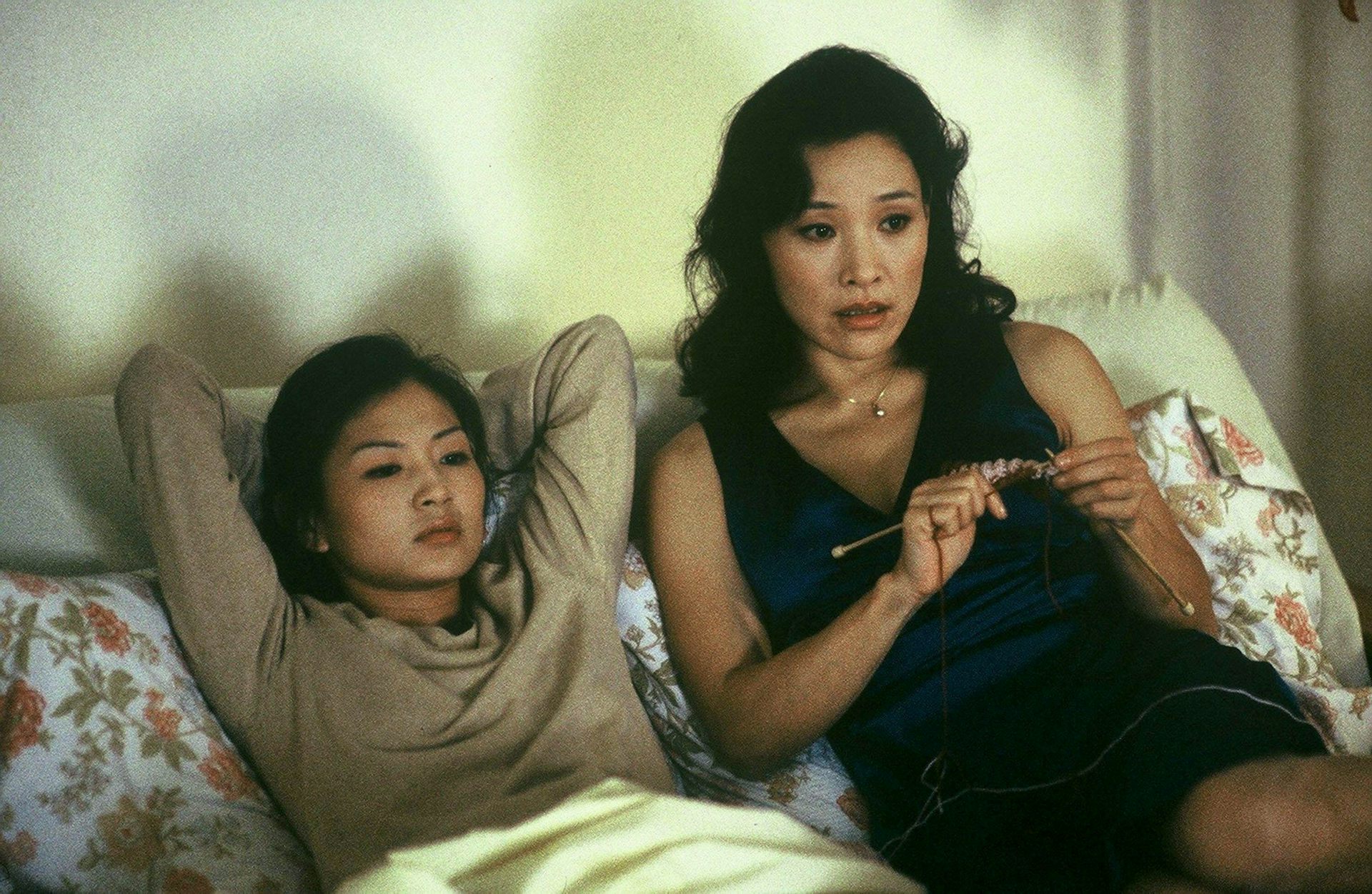 A mother and a daughter lie in bed.