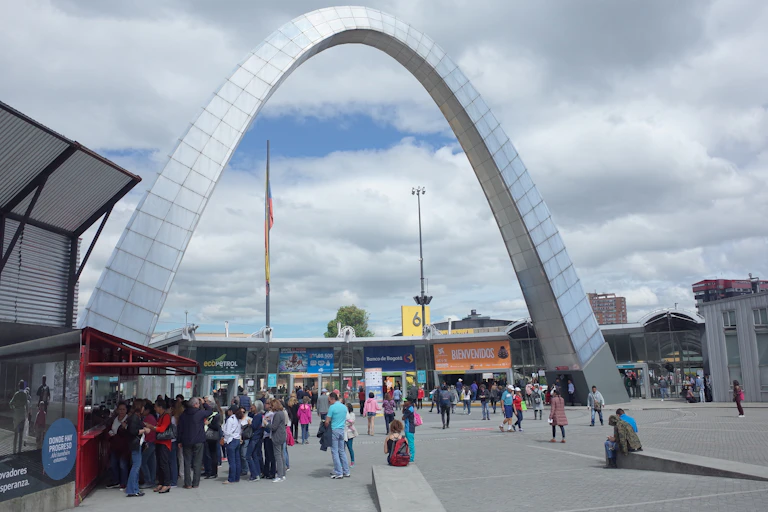 Un gran arco sobre personas haciendo fila