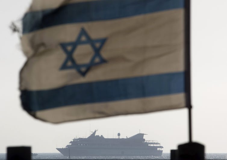 ¿Es la intercepción israelí de la libertad legal de gasa legal? 1 Un barco en el horizonte con una formación de goma en primer plano.