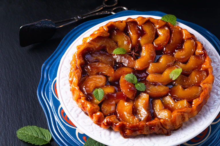 Tarta Tatin presentada en un plato