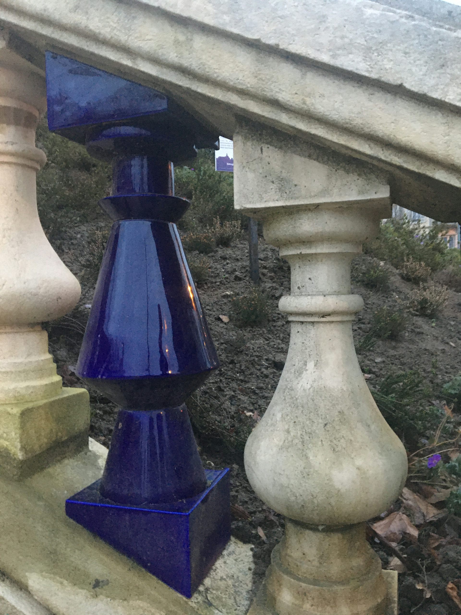 Elément de rampe d’escalier en céramique bleue