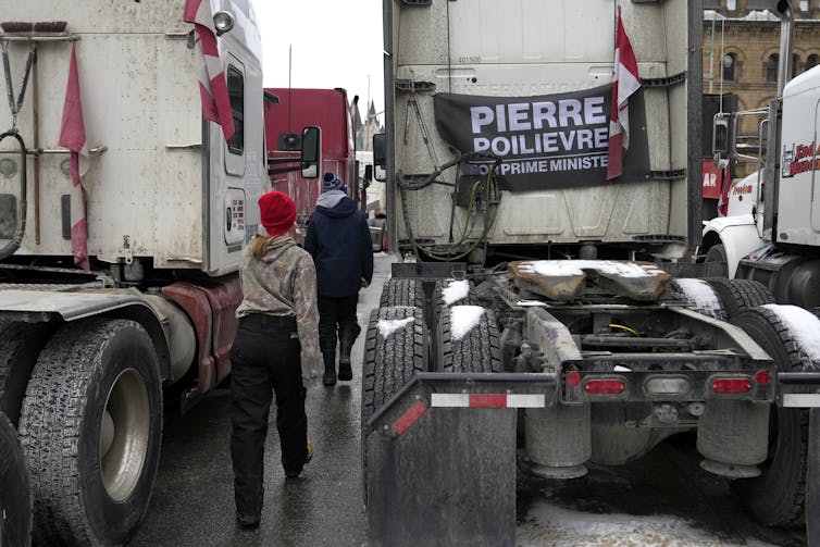 Una persona con un golpe rojo para caminar dos con una plataforma plana. Uno tiene un letrero que dice
