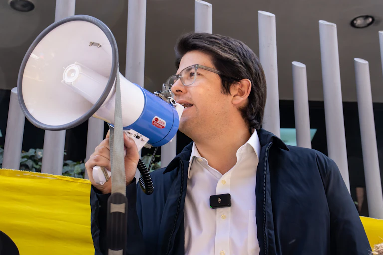 Miguel Uribe Turbay con un megáfono