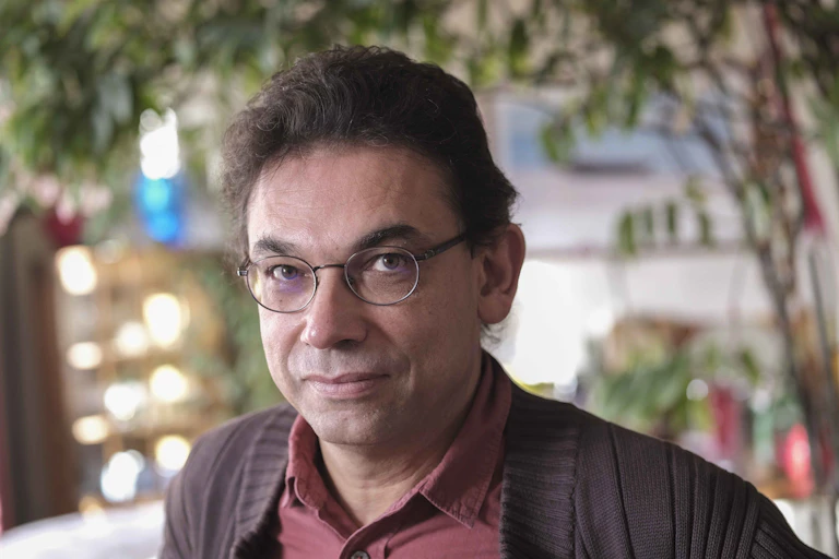 Portrait d'Éric Guilyardi.