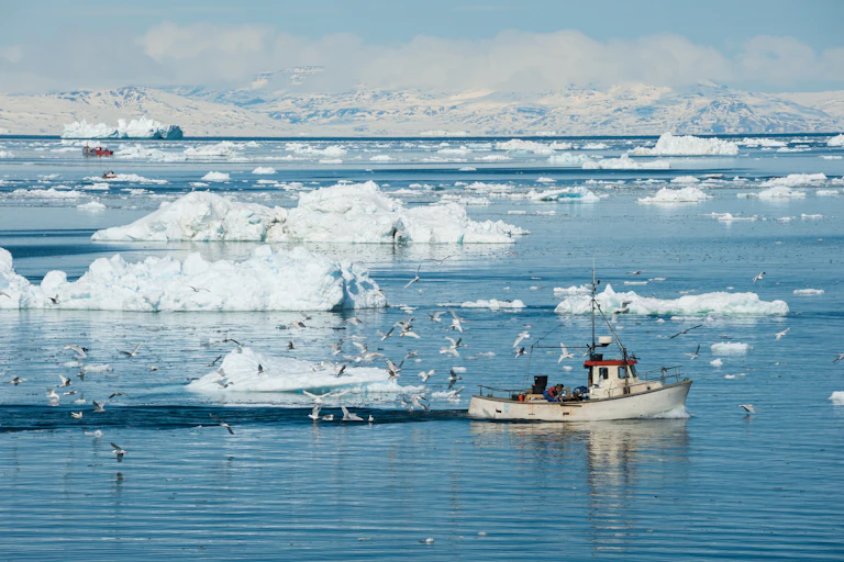 Bateau de pêche dans l'océan Arctique.