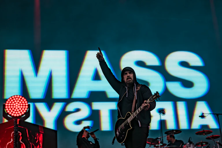 Le leader du groupe de metal Mass Hysteria en concert