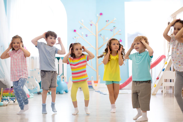 Niños y niñas se llevan las manos a la cabeza