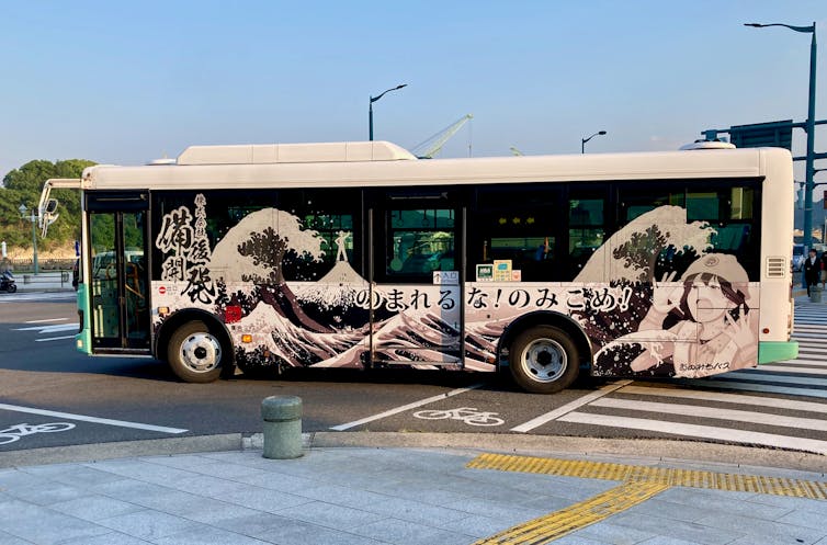 Publicité sur un bus municipal à Onomichi