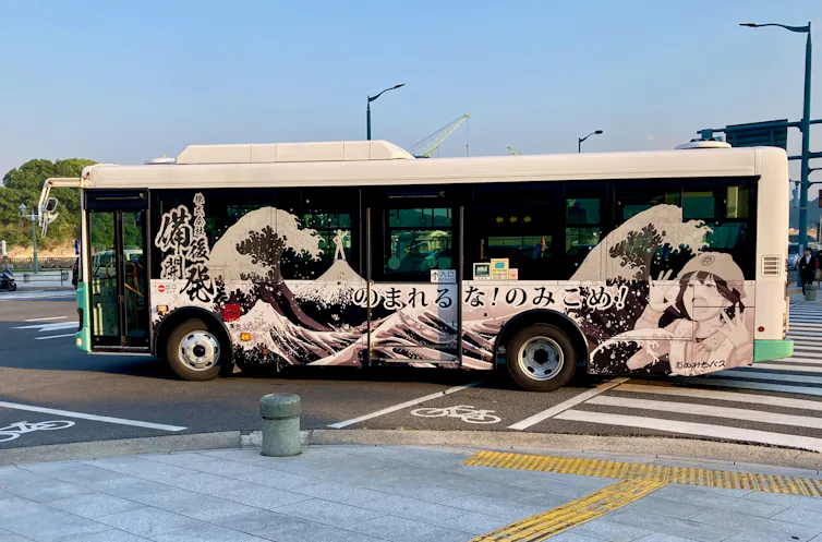 Publicité sur un bus municipal à Onomichi