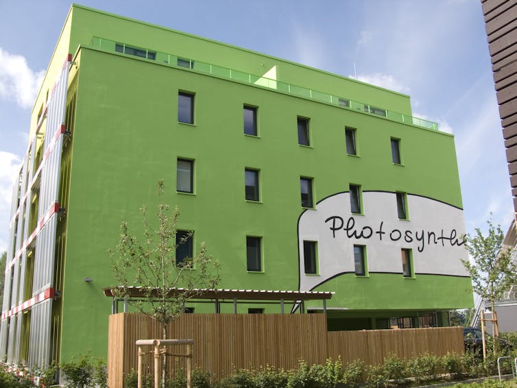 Edificio verde en cuya fachada se puede leer
