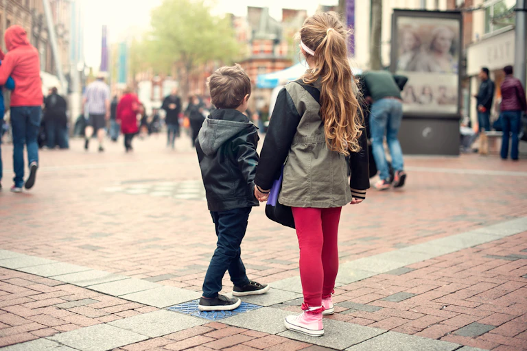 Deux enfants seuls dans une ville