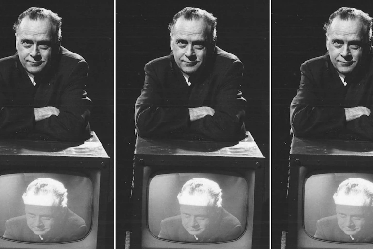 Image of a man seen on top of a television with his own image, repeated three times