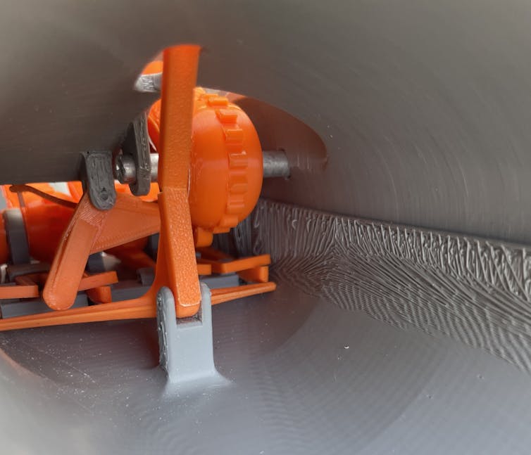 Un gran plan del mecanismo de prótesis interna del mango estampado en 3D ha aumentado recto