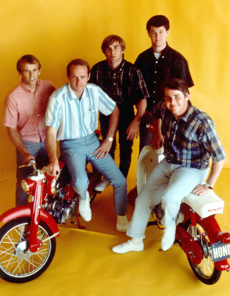 Los chicos con una motocicleta.