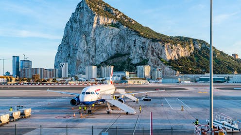 Një marrëveshje historike me hijet: Gibraltari, mes bashkëpunimit dhe dorëzimit simbolik