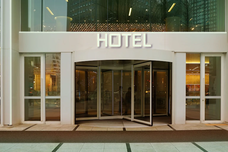 Puerta giratoria de entrada a un hotel