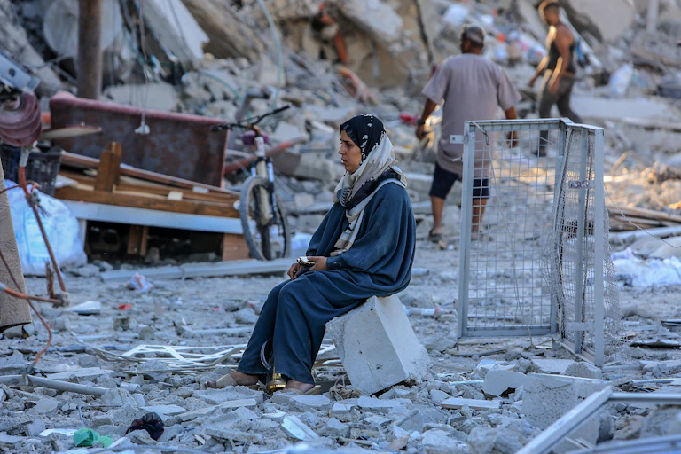 Mujer palestina contemplando los restos de su casa destruída después de una operación militar israelí al este de Deir Al-Balah, en el centro de la Franja de Gaza