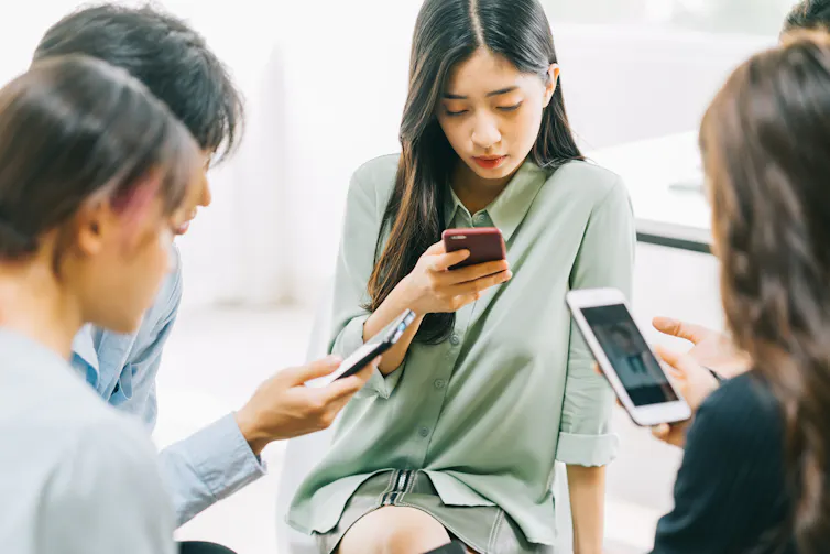 anak muda, konten media sosial, brain rot