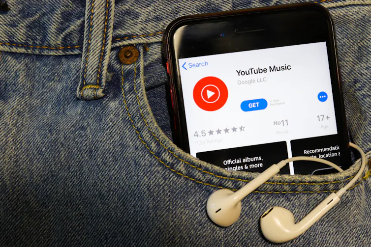 Un smartphone connecté à YouTube, dans une poche de jean