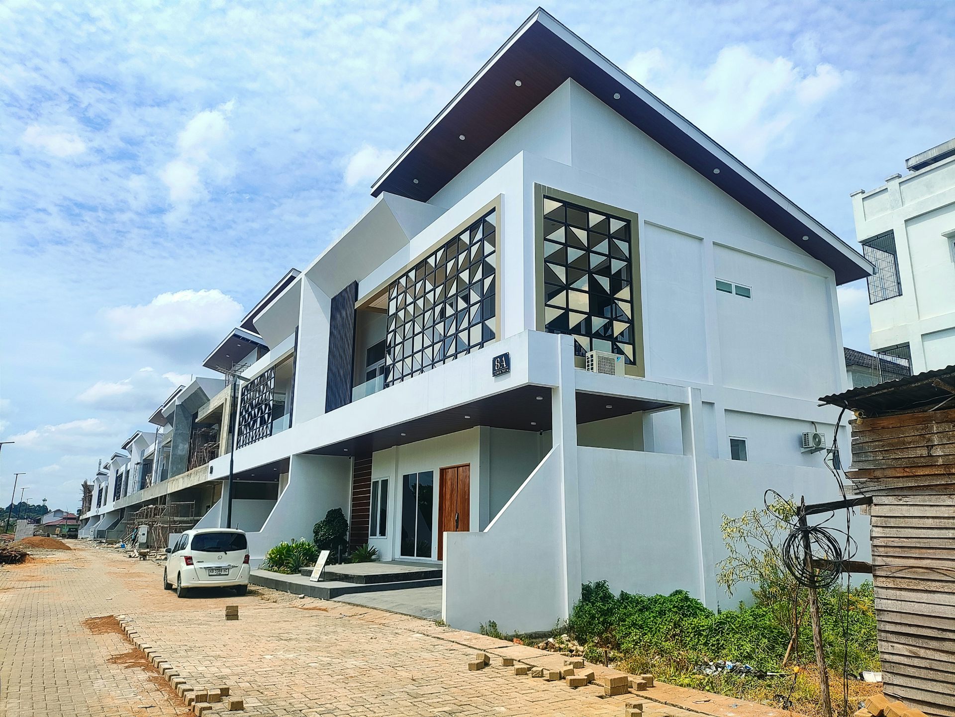 Sedangkan zilenial lebih menerima instrumen aset baru seperti kripto dan bitcoin